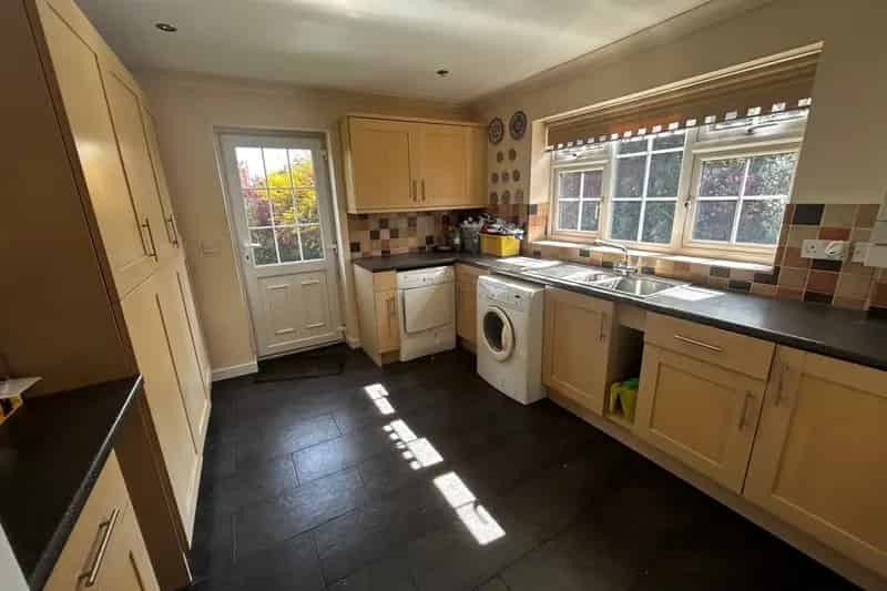 Four Bedroom Bungalow Collingham Large Garden Garage Summer House