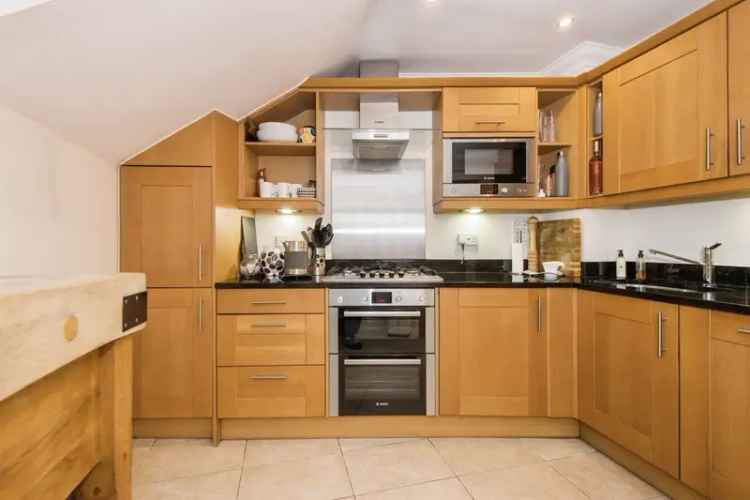 Spacious 2-Bedroom Apartment in Romsey Town Centre