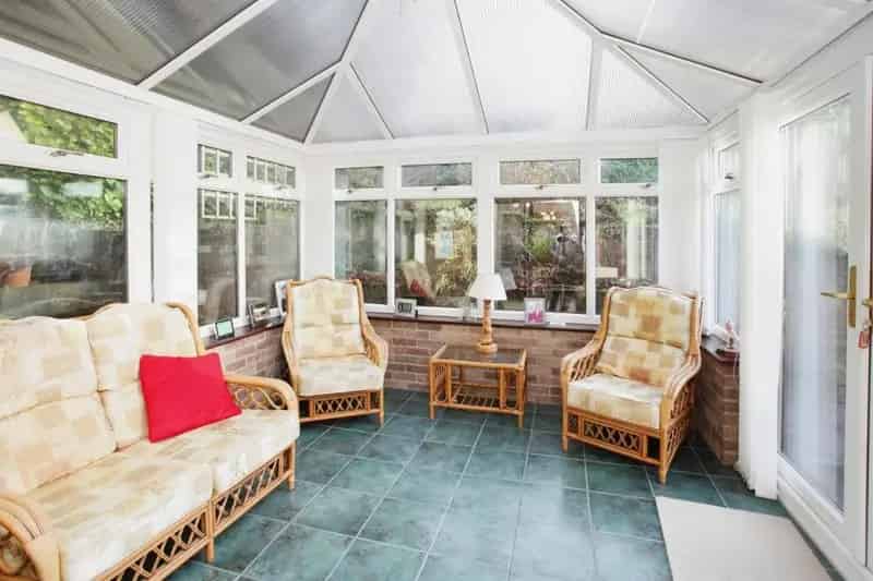 4 Bedroom Detached House Near Amenities and Transport Links