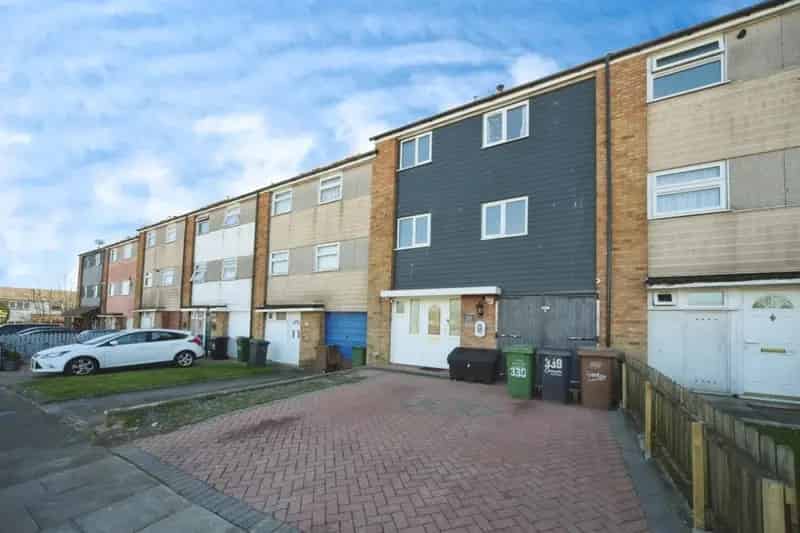 Four Bedroom Townhouse with Garden and Parking