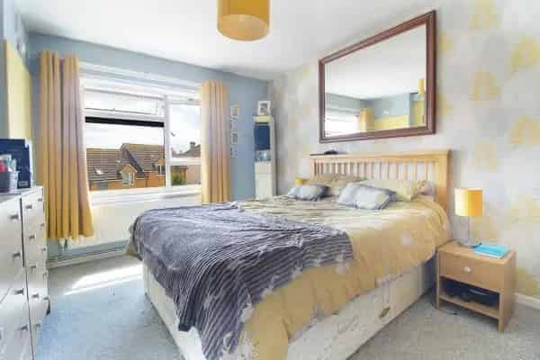 Spacious 2-Bedroom Flat Near Town Centre