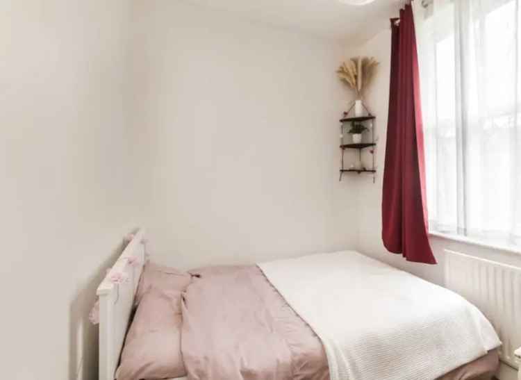 Flat For Sale in Cavendish Road, London, England