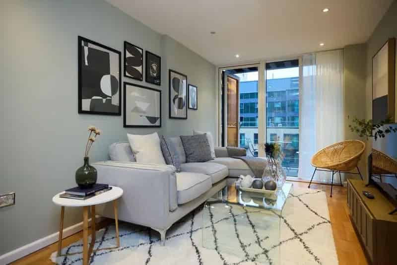 1 Bedroom Modern Apartment South Quay 2 Balconies