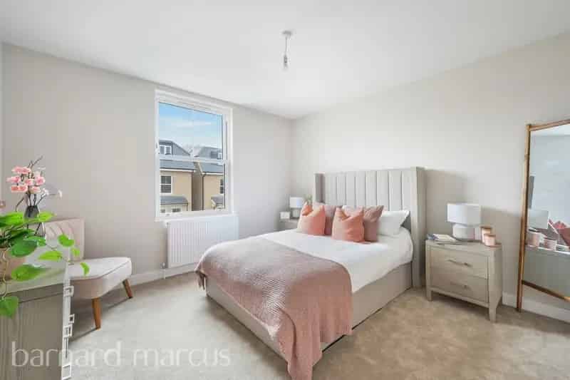 Luxury 4-Bedroom Family Home in Shirley with Landscaped Garden and EV Charging