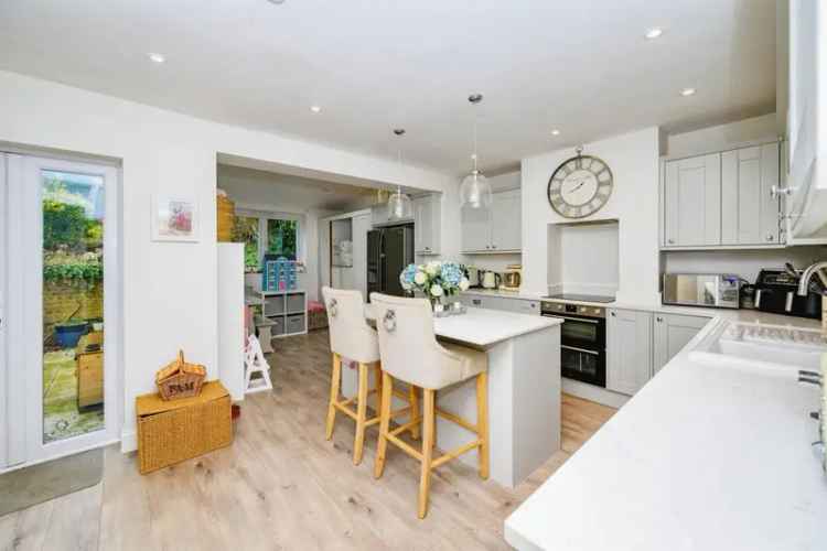 Four Bedroom Semi Detached House Near Apsley Station