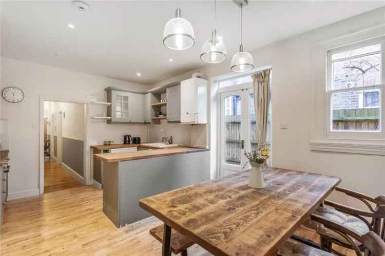 2 Bedroom Flat in London near Tooting Bec Common
