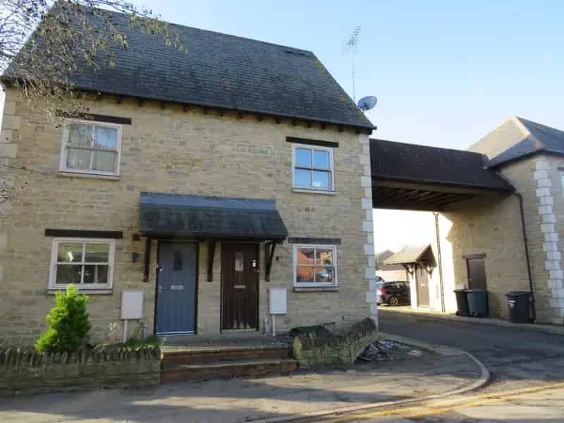 3 Bed Semi-Detached Home Wollaston En-Suite Garden Parking
