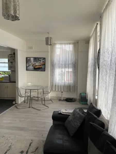 Spacious 1 Bed Flat West Ealing Near Station and Shops