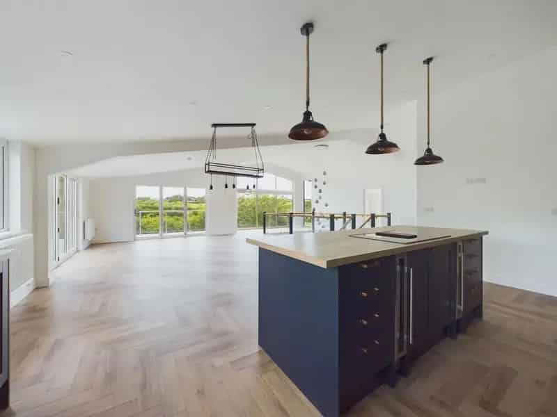 4 Bedroom End of Terrace House to Rent