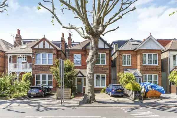 3-Bedroom Flat near Kew Gardens Station