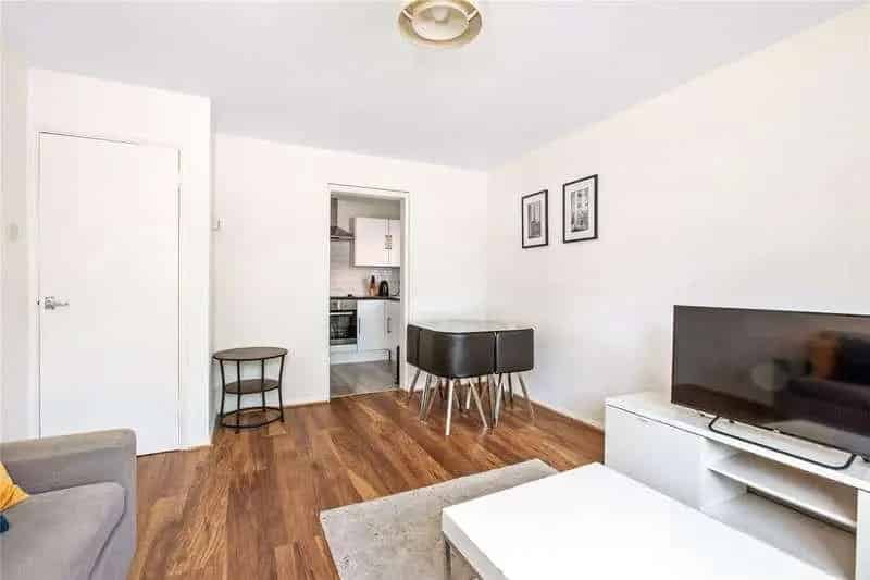 1 Bed Flat for Sale - Bright Spacious Living Excellent Convenience