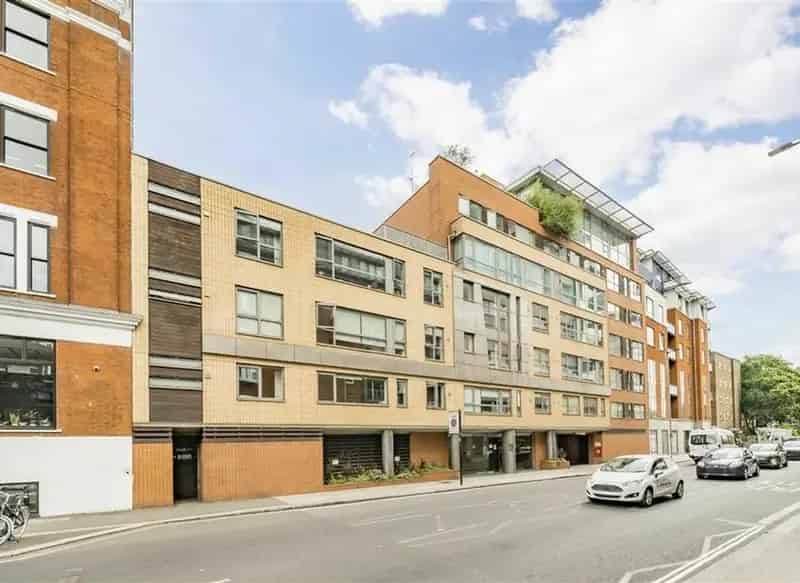 Modern 2-Bedroom Apartment with Parking Near Borough Market