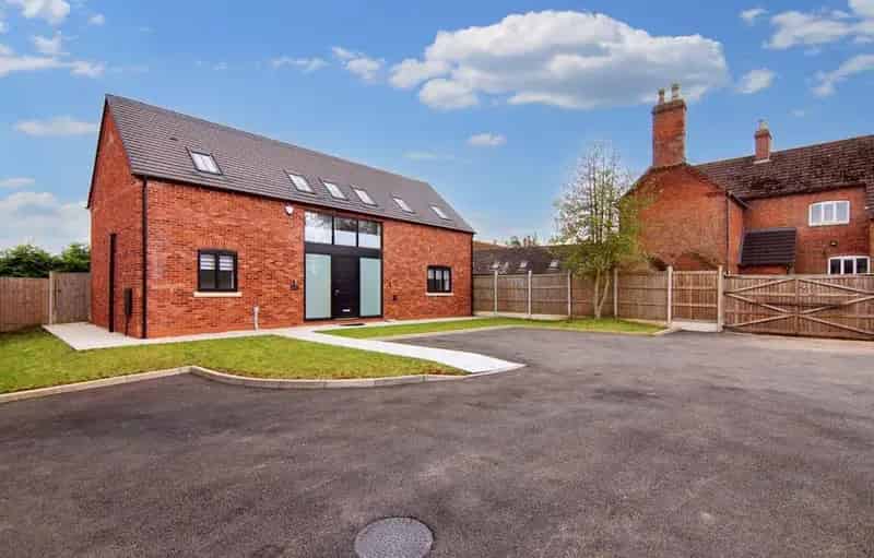 4 Bedroom Detached House To Rent