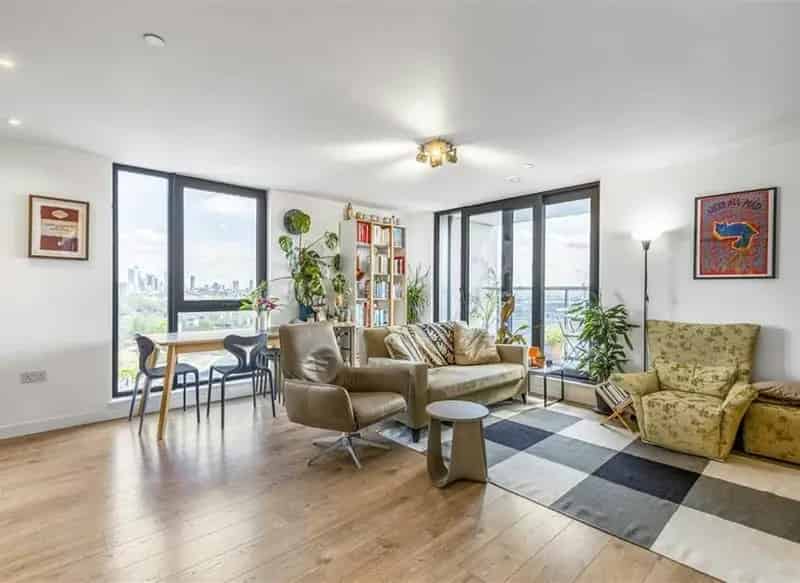 2 Bed 2 Bath Apartment in South Bermondsey with Balcony and Gym