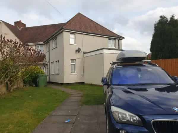 Large 4 Bed End of Terrace House with Gardens and Driveway