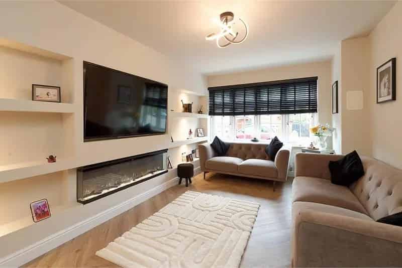 4 Bed House - Detached with 1 Reception Room