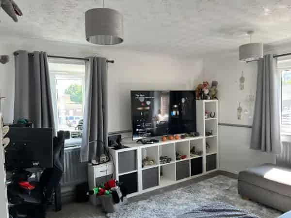 Large Airy Flat Near Botley Cricket Green - Pet Friendly