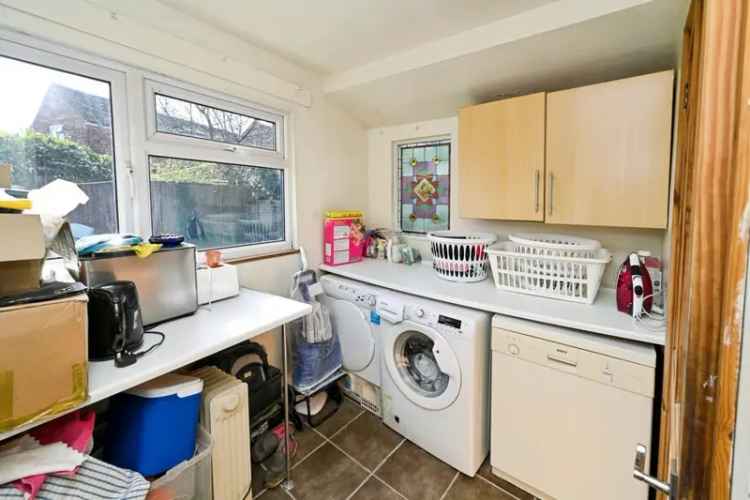 Spacious 5 Bed Edwardian House with Garage and Garden
