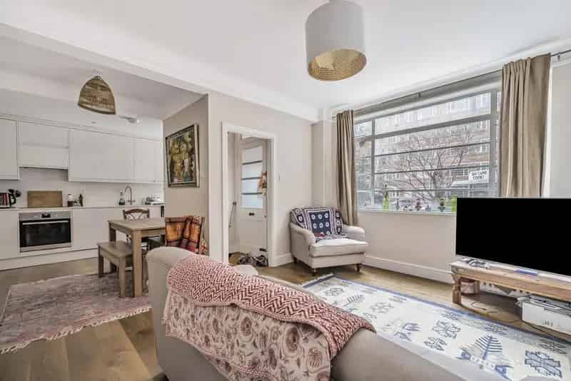 Two Bedroom Split Level Apartment Balham