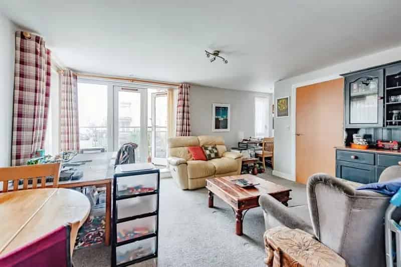 Two Bedroom Apartment Crawley Near Stations