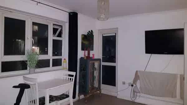 2 Bedroom Ground Floor Flat Council Right To Buy Near River