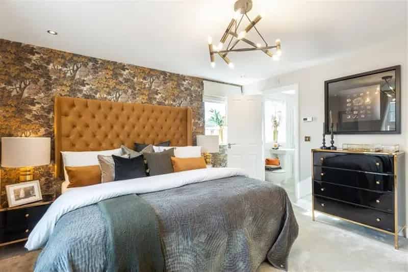 5 Bed House with Garage and Parking Near Amenities and Schools