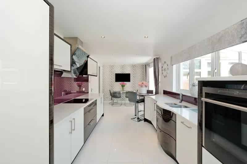 Detached 3/4 Bedroom House with Driveway and Garden