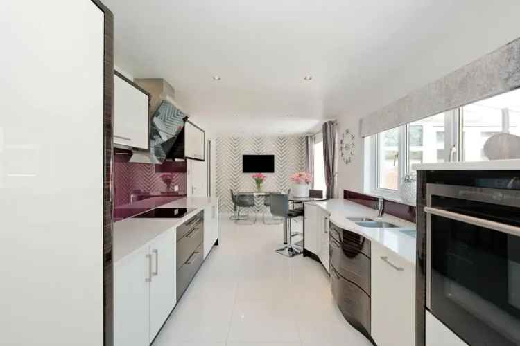 Detached 3/4 Bedroom House with Driveway and Garden