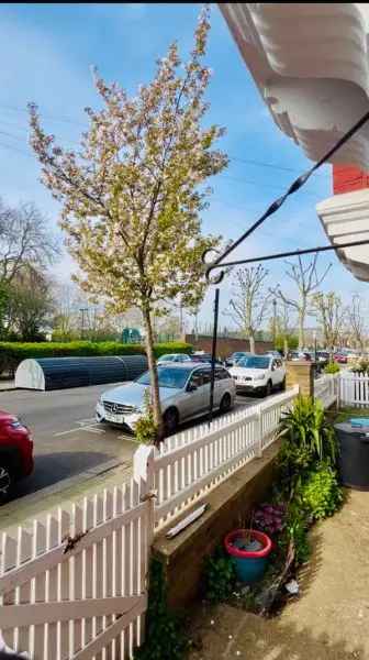 Period House with 25ft Living Space Near Park and Amenities