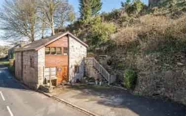 Charming 3-Bedroom Stone House in Bampton