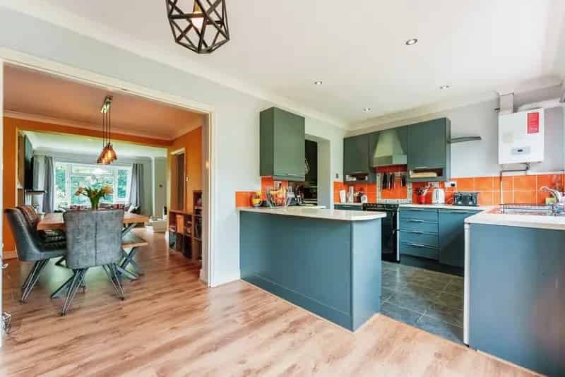 Four Bedroom Semi-Detached House with Garage and Parking