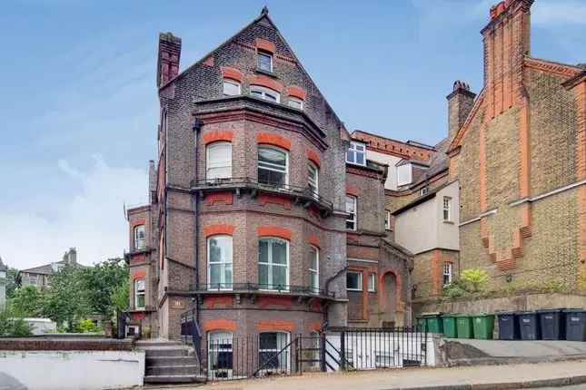 Flat to rent in East Heath Road, Hampstead, London NW3