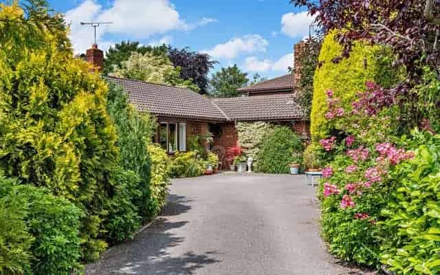 Peaceful Detached House with Stunning Garden and Spa Bath