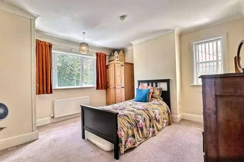 6 Bed House for Sale in Chandlers Ford