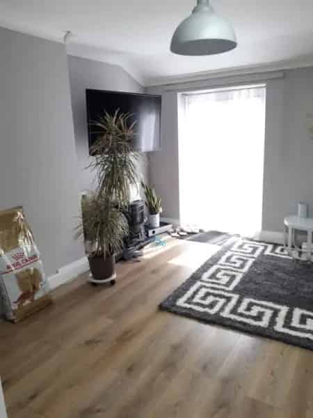 Quiet Home Near Shops and Amenities