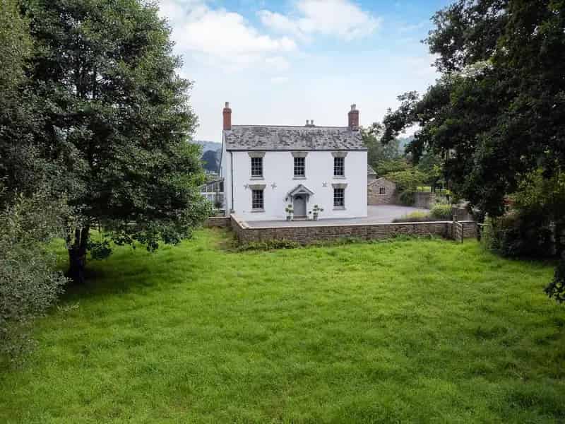 7 Bedroom Detached House for Sale