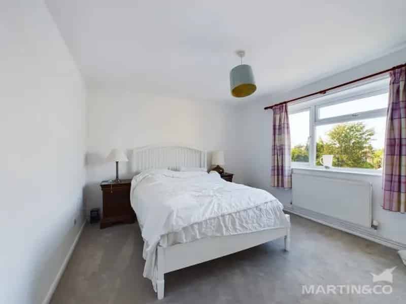 2 Bedroom Flat for Sale with Garage and Communal Gardens