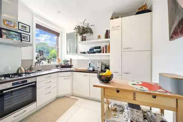 2-Bedroom Flat near Chiswick Station - Perfect First Home or Pied-a-Terre