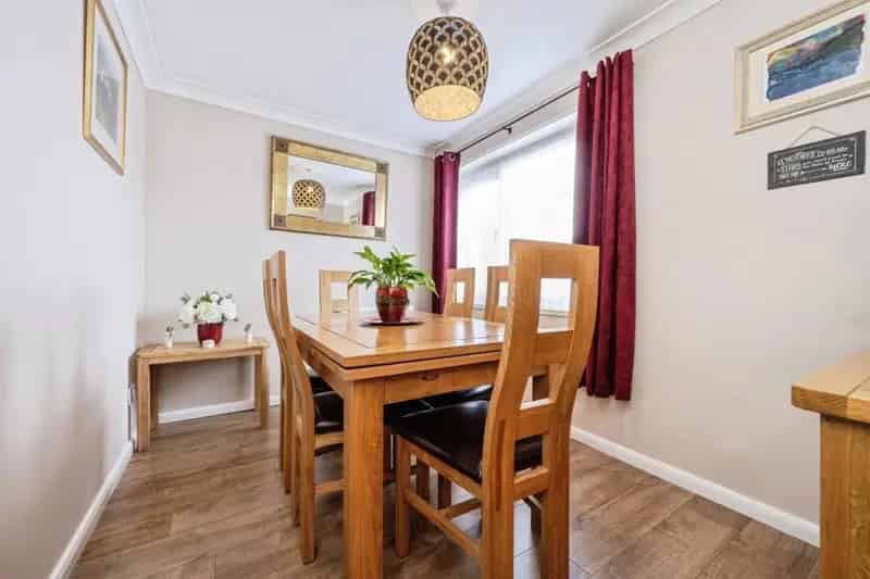 3 Bed House with Garage and Garden Near Bedford