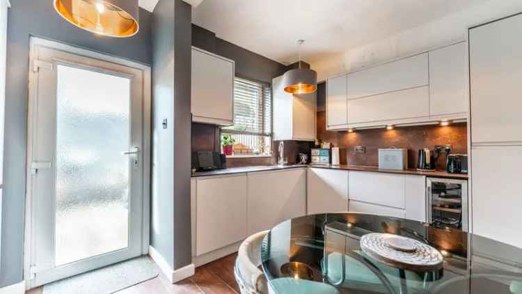 3 Bedroom Cottage Apartment with Private Garden and Workshop in Milngavie