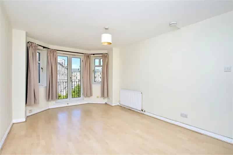 2 Bed Flat Second Floor Gorgie Edinburgh