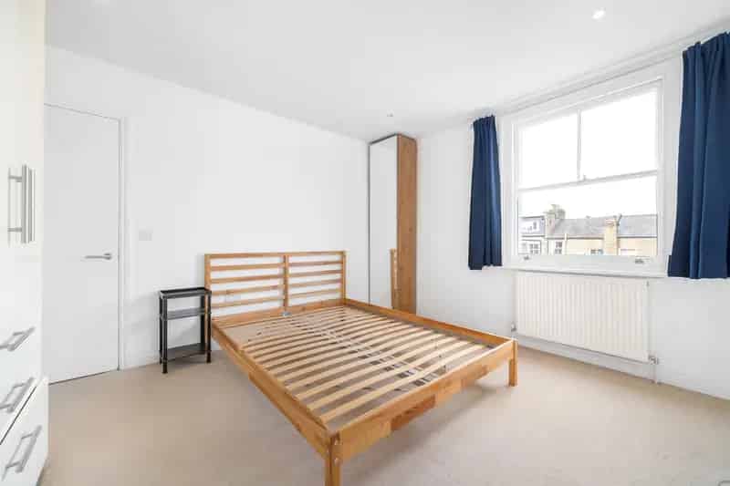 1 Bedroom Flat Brixton - Victorian Conversion Top Floor Apartment