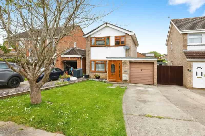 3 Bedroom Detached Family Home with Garage and Garden