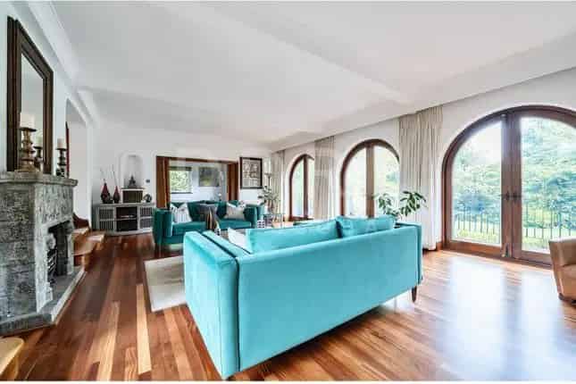 Detached House for Sale in Totteridge Village London