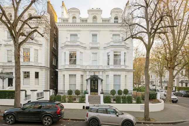 Flat for sale in Holland Park, London W11