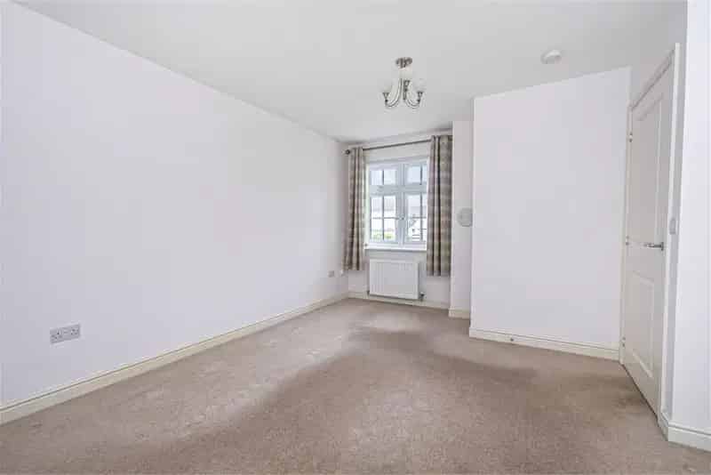 3 Bed Semi-Detached House with Garden and Driveway