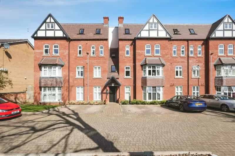 Moseley Apartment Two Double Bedrooms Allocated Parking Lift Access