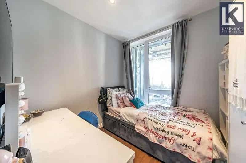 2 Bed Flat for Sale - Spacious Apartment with Terrace and Gated Parking