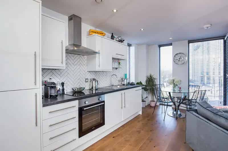 Salford Quays Studio Apartment with Parking and Balcony