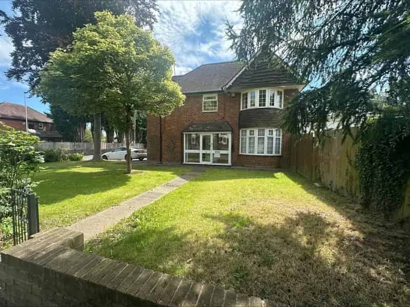 Family Home Four Bedrooms Two Garages Near M5 M6 Birmingham